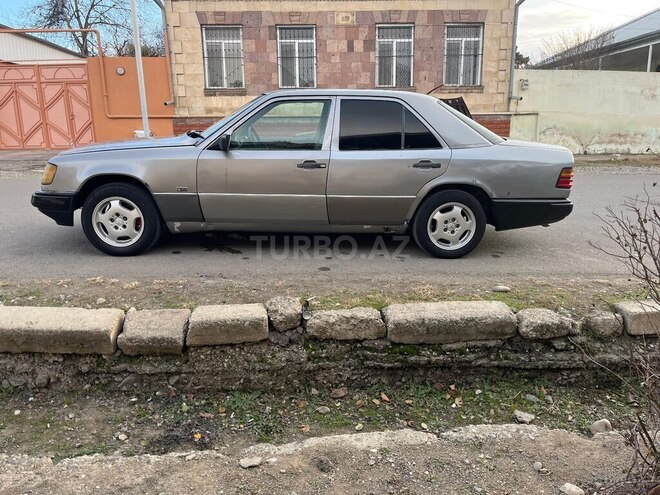 Mercedes E 250 1989, 156,000 km - 2.5 l - Qazax