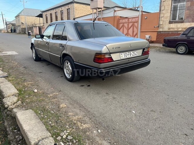 Mercedes E 250 1989, 156,000 km - 2.5 l - Qazax
