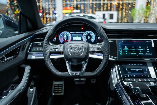 Audi Q8-12