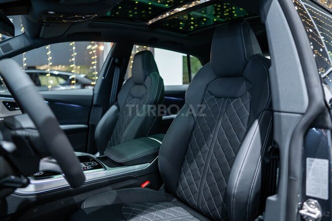 Audi Q8-13
