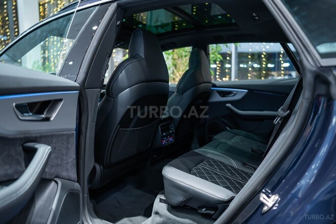 Audi Q8-16