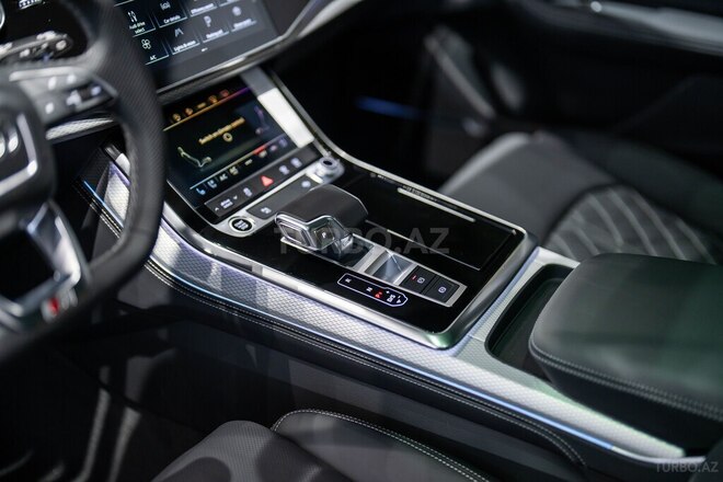 Audi Q8-14