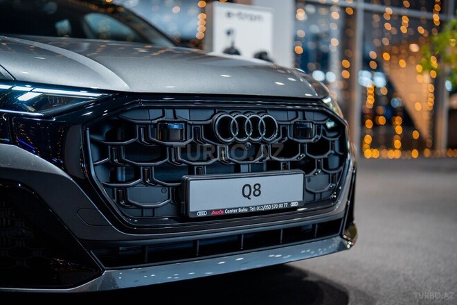 Audi Q8-8