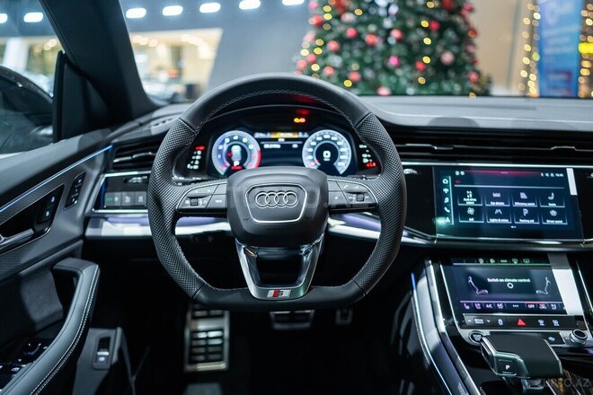 Audi Q8-11