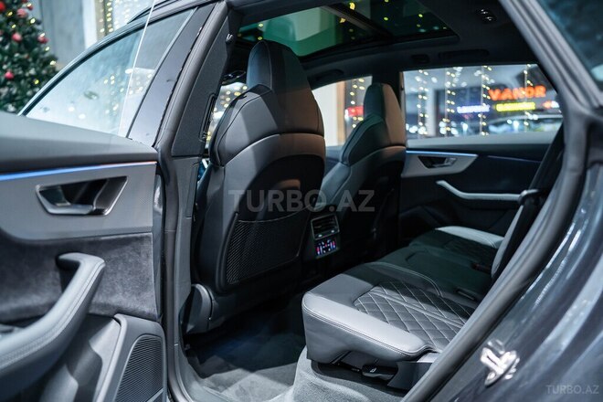 Audi Q8-16