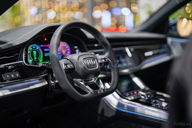 Audi Q8-12