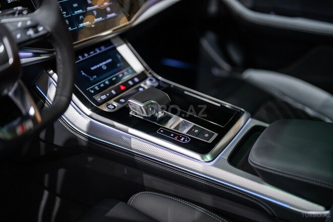 Audi Q8-13