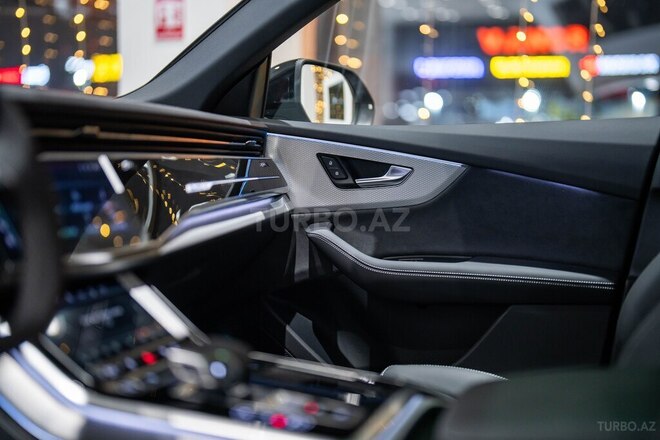 Audi Q8-14