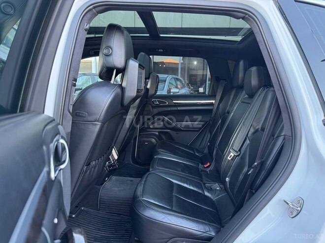 Porsche Cayenne Turbo-13