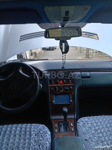 Mercedes E 240 1995, 340,256 km - 2.4 л - Yevlax