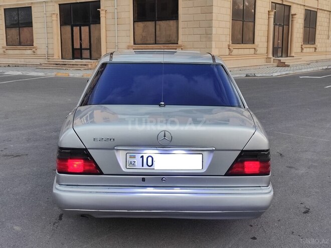 Mercedes E 220 1995, 406,300 km - 2.2 l - Bakı