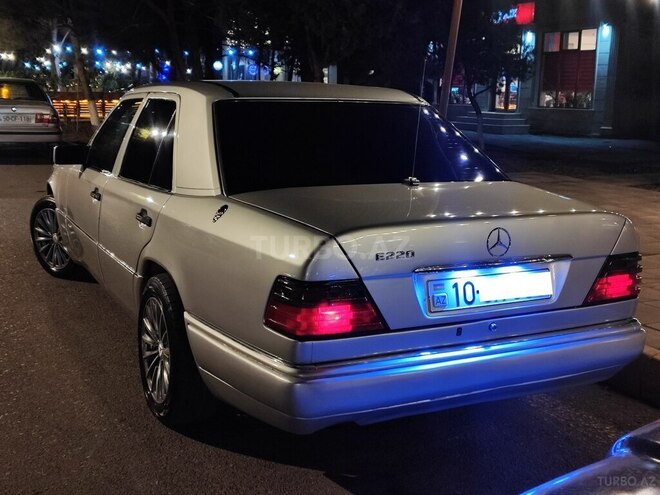 Mercedes E 220 1995, 406,300 km - 2.2 l - Bakı