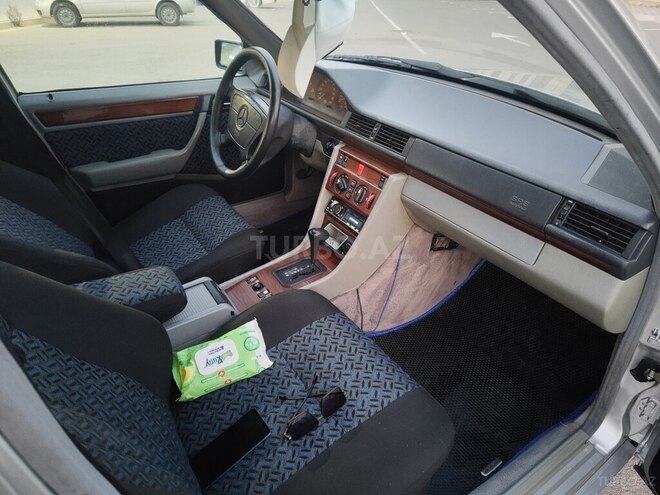 Mercedes E 220 1995, 406,300 km - 2.2 l - Bakı