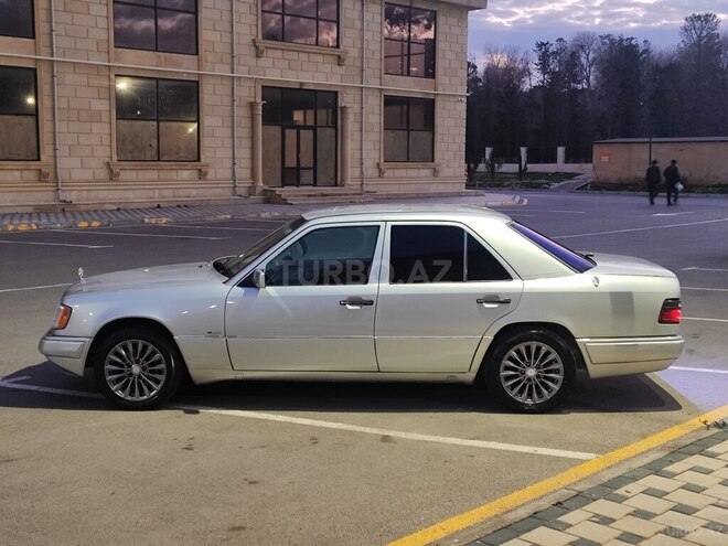 Mercedes E 220 1995, 406,300 km - 2.2 l - Bakı