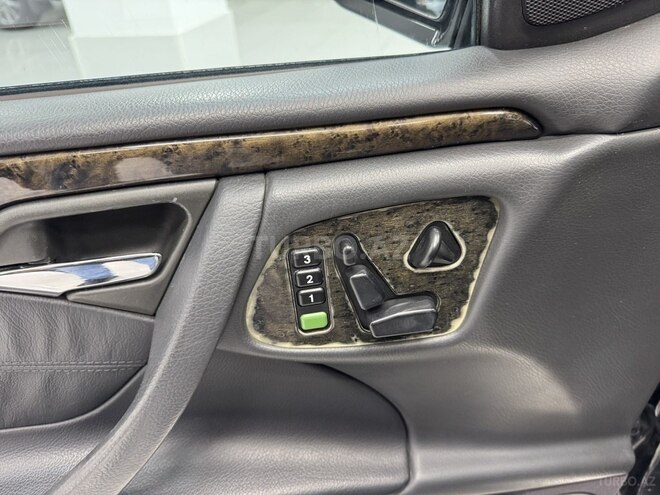 Mercedes E 240-19