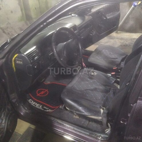 Opel Vectra 1992, 220,000 km - 2.0 l - Qusar