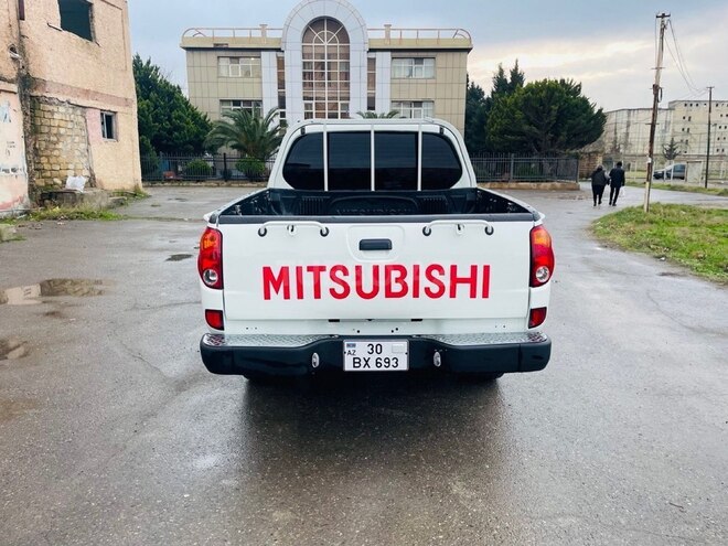 Mitsubishi L200 2011, 284,000 km - 2.5 l - Sumqayıt