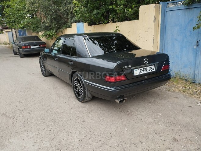 Mercedes E 220 1994, 445,797 km - 2.2 l - Beyləqan