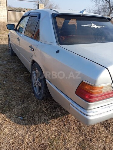 Mercedes E 200 d 1991, 753,685 km - 2.0 l - Saatlı