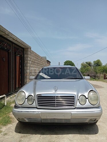 Mercedes E 230 1996, 260,000 km - 2.3 l - Quba