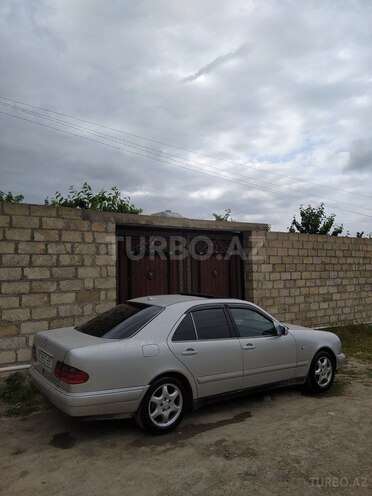 Mercedes E 230 1996, 260,000 km - 2.3 l - Quba