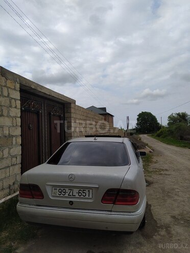 Mercedes E 230 1996, 260,000 km - 2.3 l - Quba