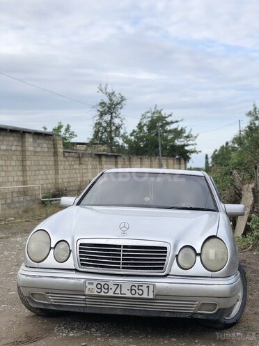 Mercedes E 230 1996, 260,000 km - 2.3 l - Quba