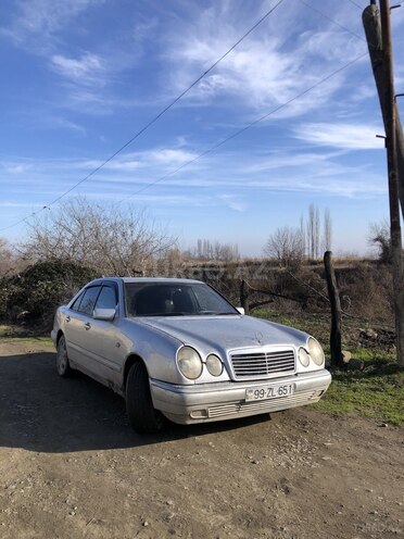 Mercedes E 230 1996, 260,000 km - 2.3 l - Quba