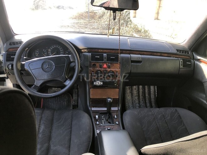 Mercedes E 230 1996, 260,000 km - 2.3 l - Quba