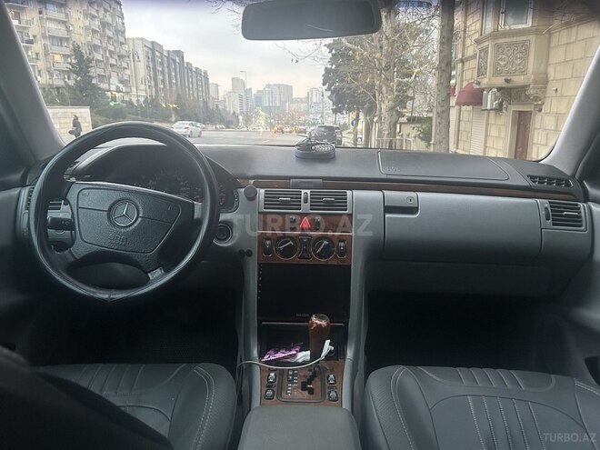 Mercedes E 240 1999, 300,000 km - 2.4 l - Bakı
