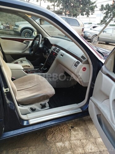 Mercedes E 220 d 4MATIC 2000, 295,256 km - 2.2 л - Bakı
