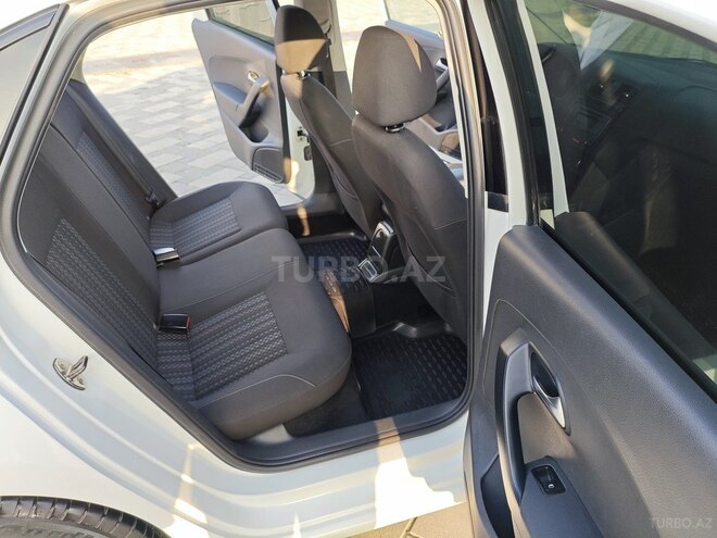 Volkswagen Polo 2015, 143,243 km - 1.6 l - Bakı