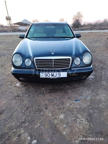 Mercedes E 240 1999, 320,000 km - 2.4 l - Salyan