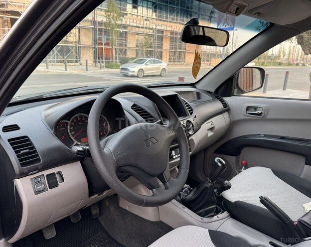 Mitsubishi L200 2011, 318,000 km - 2.5 л - Bakı