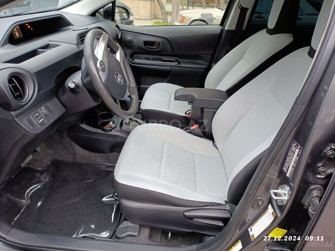 Toyota Prius C 2015, 222,000 km - 1.5 л - Bakı