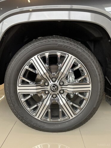 Toyota Sequoia-21