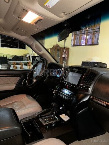 Toyota Land Cruiser-16