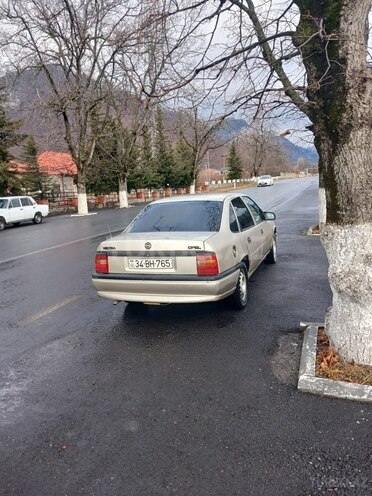 Opel Vectra 1994, 245,700 km - 1.6 l - Qax