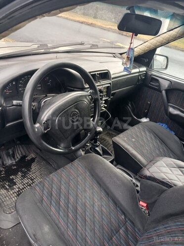 Opel Vectra 1994, 245,700 km - 1.6 l - Qax