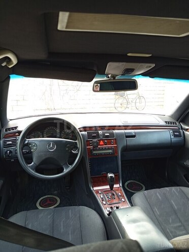 Mercedes E 200 2000, 297,823 km - 2.0 л - Şirvan