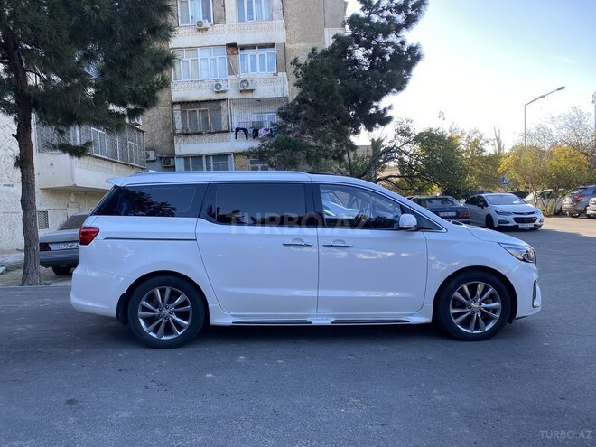 Kia Carnival-12