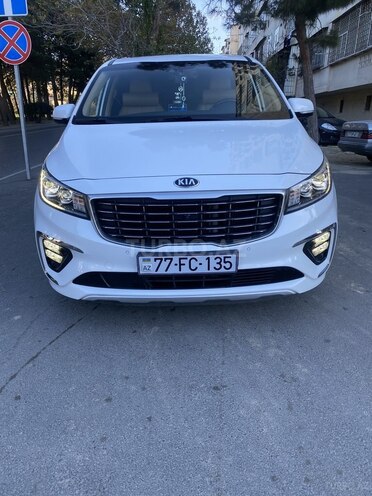 Kia Carnival-1