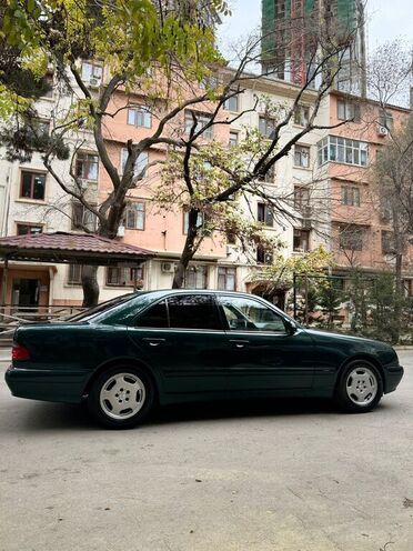 Mercedes E 270 2000, 299,000 km - 2.7 l - Bakı