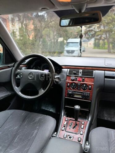 Mercedes E 270 2000, 299,000 km - 2.7 l - Bakı