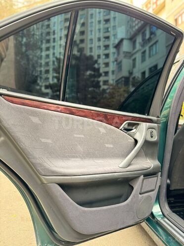 Mercedes E 270 2000, 299,000 km - 2.7 l - Bakı