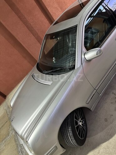 Mercedes E 240 2001, 300,000 km - 2.4 l - Göyçay