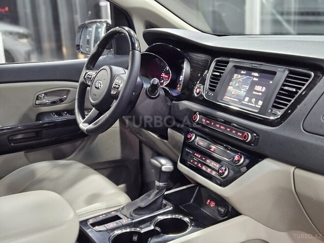 Kia Carnival-12