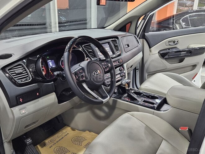 Kia Carnival-11
