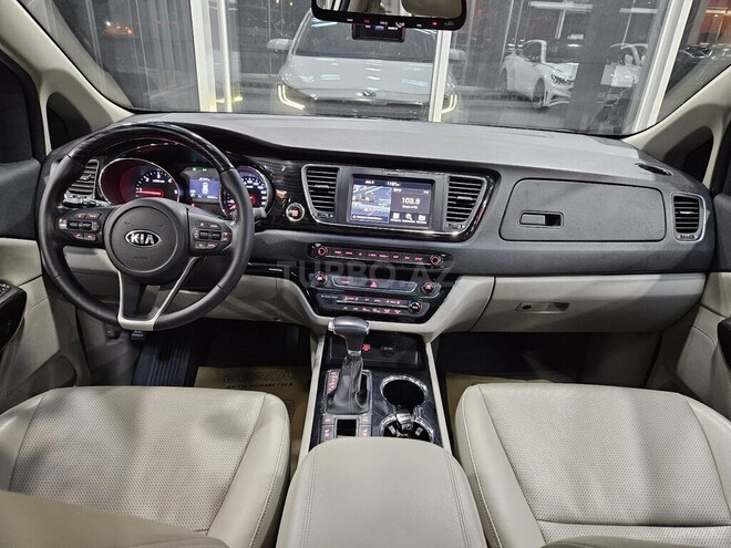 Kia Carnival-13