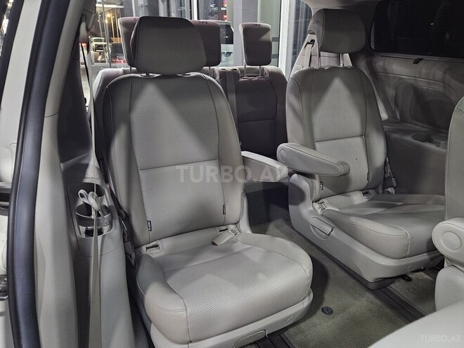 Kia Carnival-19
